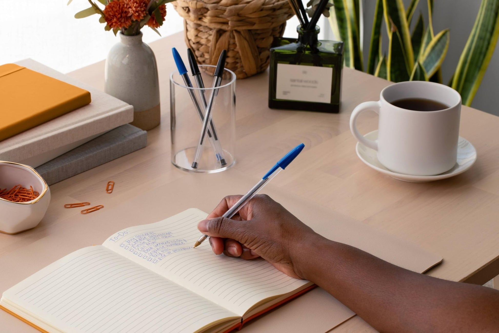 detalle de un boligrafo bic cristal azul