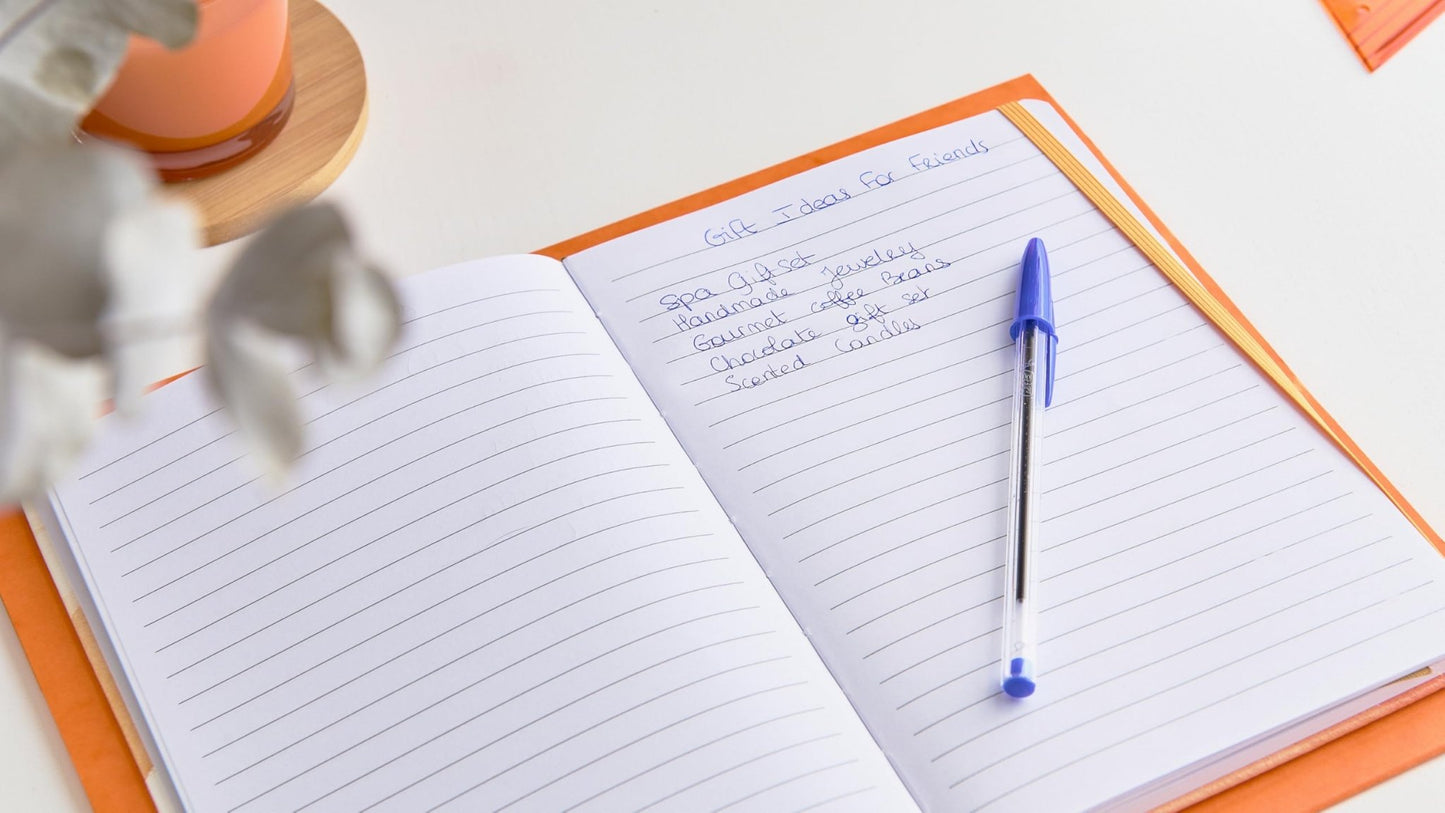 boligrafos bic cristal alineados sobre cuaderno