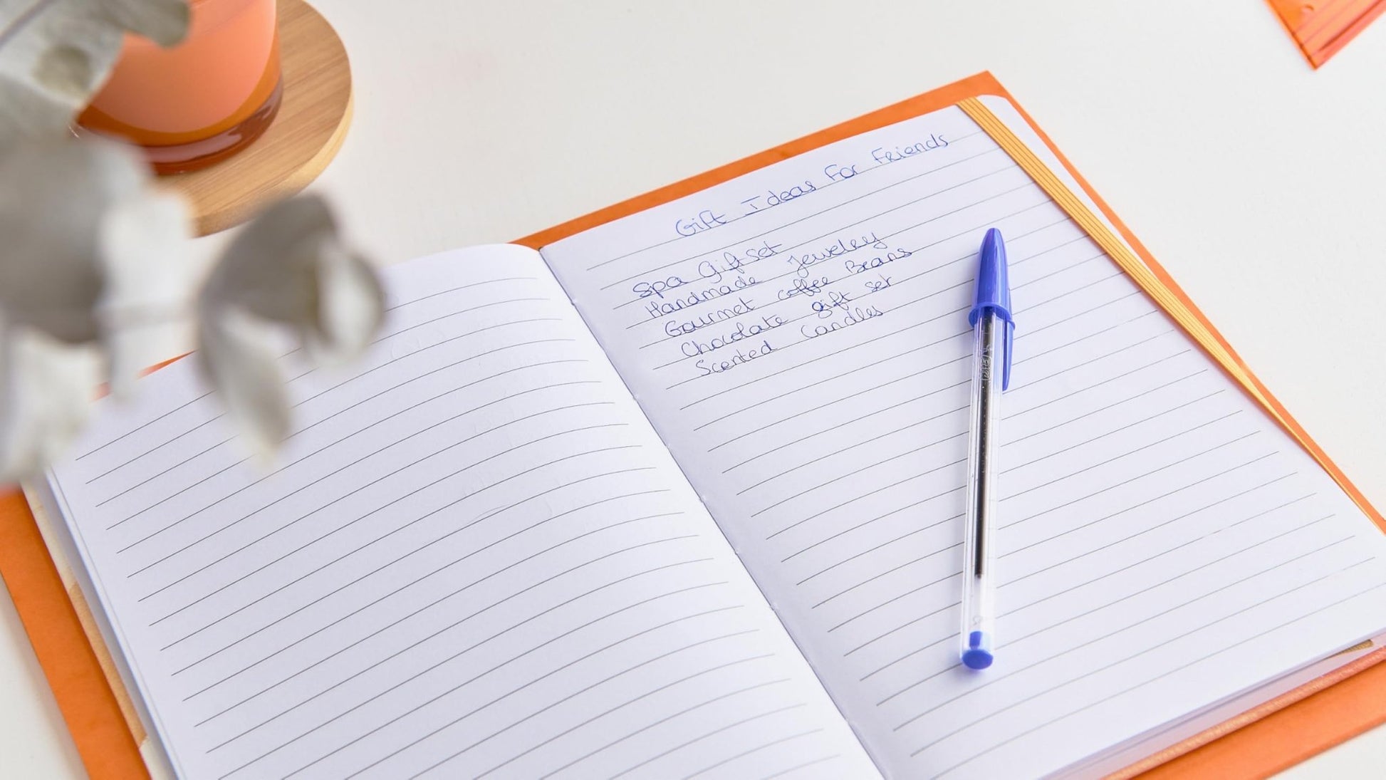 boligrafos bic cristal alineados sobre cuaderno