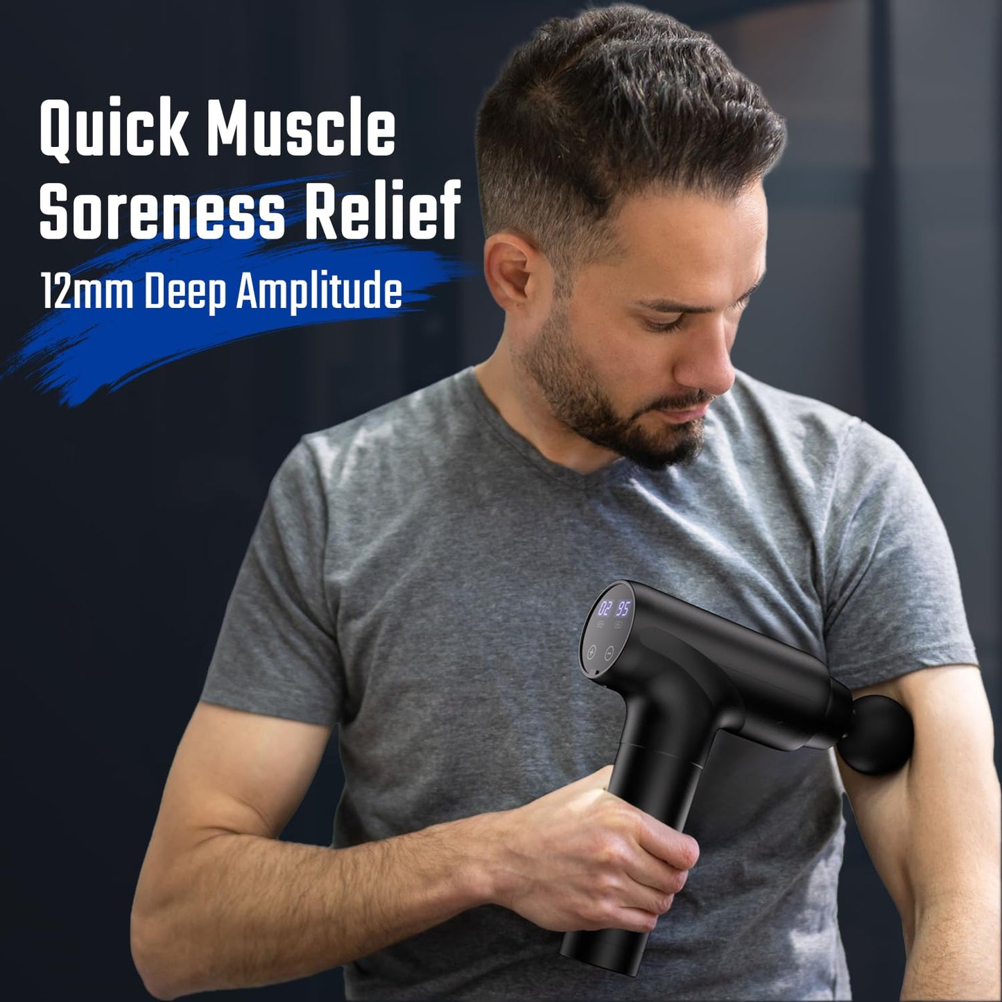 persona probando pistola de masaje muscular