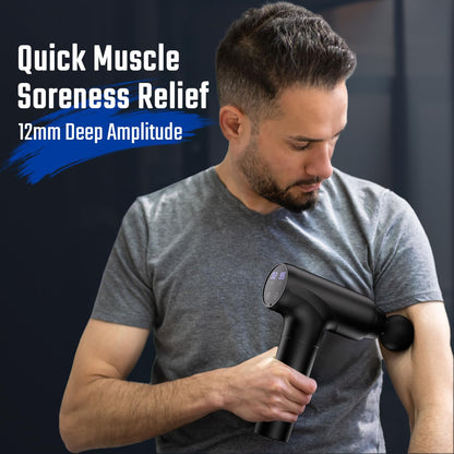 persona probando pistola de masaje muscular