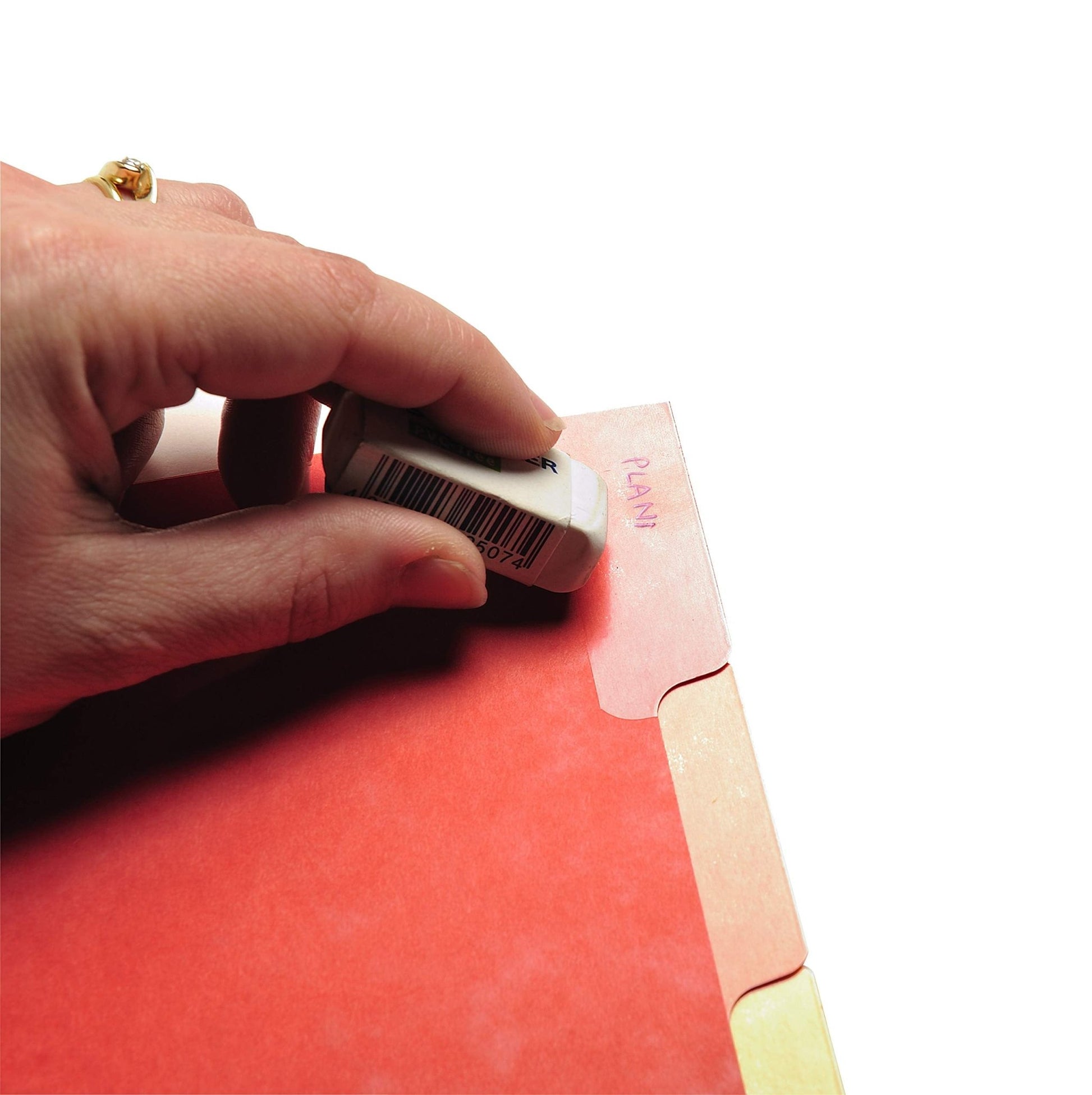 detalle de las pestanas neutras en separadores de carpetas