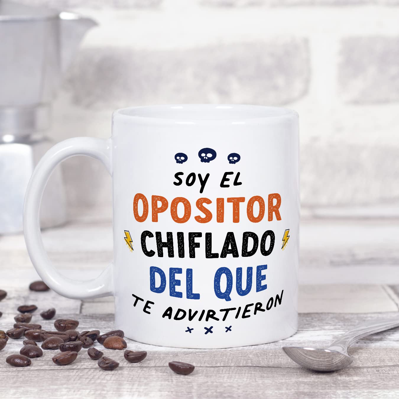 taza opositor mugffins sobre escritorio con apuntes