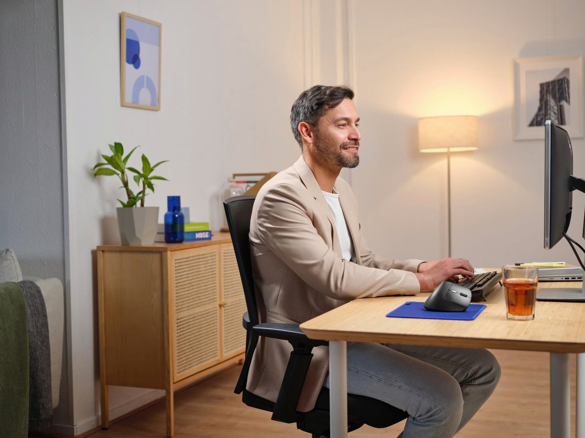 Trust Yuno Ratón Vertical Inalámbrico, Ratón Ergonómico Recargable 2.4GHz, Reducir la Tensión en Brazos y Muñecas, 800 - 2400 dpi, 70% Plástico Reciclado, PC Portátil Mac - Negro – para oposiciones – Material de estudio – OpoMarket